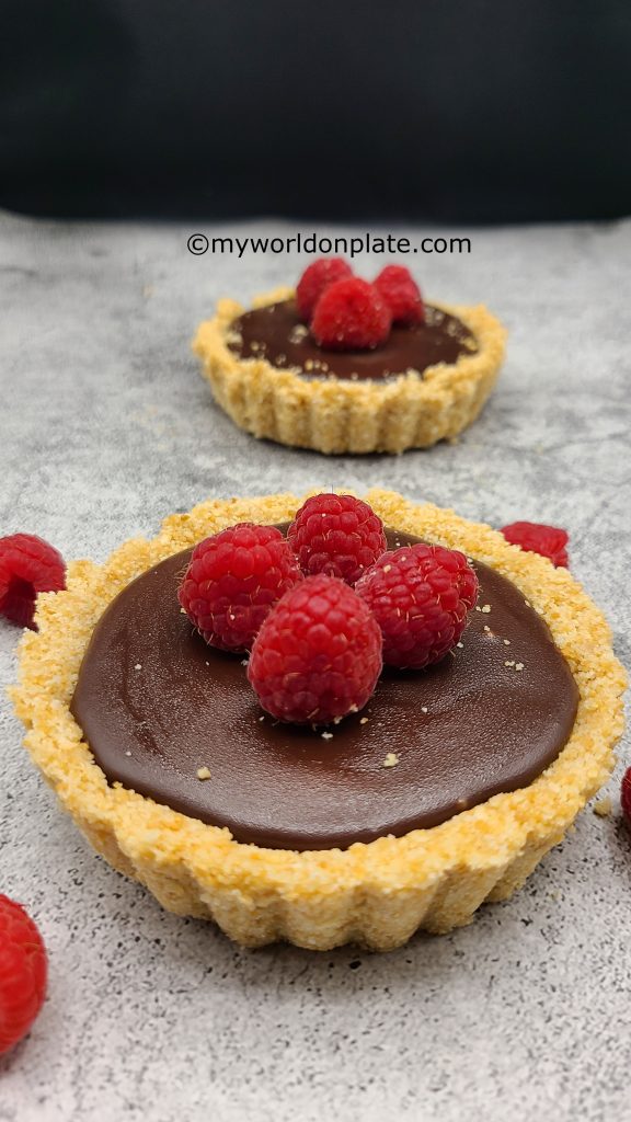 Chocolate mini tart with raspberries